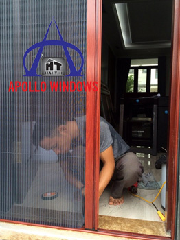 cửa lưới xếp vân gỗ có ray thấp