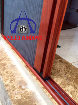 cửa lưới xếp vân gỗ có ray thấp