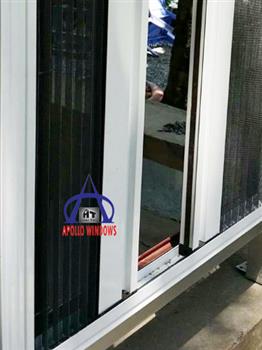 Cửa lưới xếp tay nắm âm có ray cao (dùng cho cửa sổ)